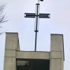 Ein Storch sitz am 10. April 2016 in Wombach auf dem Kreuz der dortigen Rundkirche. Ein Storch sitz am 10. April 2016 in Wombach auf dem Kreuz der dortigen Rundkirche.