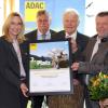 Der Baumwipfelpfad Steigerwald hat den 2. Platz beim Tourismuspreis 2019 des ADAC Bayern belegt. Im Restaurant auf dem Radstein überreichten der Vorsitzende des ADAC Nordbayern, Herbert Behlert (3. von rechts), und die Geschäftsführerin der Bayern Tourismus Marketing GmbH, Barbara Radomski (2. von links), die Urkunde an den Vertreter der Bayerische Staatsforsten, Reinhard Strobl, und Baumwipfelpfadleiterin Barbara Ernwein (beide rechts). Mit im Bild: Bambergs Landrat Johann Kalb (links) und Ebrachs Bürgermeister Max-Dieter Schneider (3. von links).