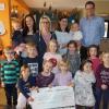 500 Euro gab es vom neu gegründeten Verein "Hütte Frankenheim" für den Kindergarten Oberweißenbrunn. Das Bild zeigt (hinten von links) Hanna Manger, Christina Abert, Corinna Enders und den Vorsitzenden Philipp Enders.