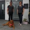 Tam und Melanie Nguyen haben den ehemaligen Bischofsheimer Hof zum "Mut.Haus", einem Seminarhaus umgebaut. Gemeinsam mit Hund Youko freuen sie sich auf ihre Gäste.
