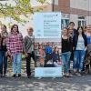 (mr)   23 Schüler, die ihre Ausbildung als Heilerziehungspfleger (HEP) an der Dr.-Maria-Probst-Schule absolvieren, haben jetzt wieder Heimatboden unter ihren Füßen. Sie waren für vier Wochen im Ausland und arbeiteten während des Praktikums in unterschiedlichen Einrichtungen für Menschen mit Behinderung mit. Für eine Woche besuchten auch Lehrkräfte und Mentoren die europäischen Partnereinrichtungen. „Auslandsaufenthalte stellen eine persönliche und fachliche Bereicherung für unsere Schüler dar“, so Schulleiterin Christel Baatz-Kolbe. Die staatlich anerkannte Fachschule für Heilerziehungspflege und Heilerziehungspflegehilfe Dr.-Maria-Probst-Schule ermöglicht ihren Auszubildenden, Lehrkräften und Mentoren seit vielen Jahren die Teilnahme an europäischen Projekten über das EU-Förderprogramm Erasmus+. „Die Praktika finden bei unseren europäischen Projektpartnern statt oder durch die Teilnahme an internationalen Workshops“, so Baatz-Kolbe. Partnerländer in diesem Jahr waren Ungarn, Österreich, Lettland, Zypern, Rumänien und Italien (Südtirol). Zudem hatten alle Teilnehmer die Möglichkeit, das European Care Certificate zu erwerben. Es bestätige den Nachweis über grundlegendes Wissen im pflegenden Betreuungsbereich und stelle einen Baustein in der Zusammenarbeit mit den europäischen Partnern dar, so die Schulleiterin. Und was nahmen die Schüler aus dem Praktikum mit? Simon Hofmann zum Beispiel war in Österreich zu Gast. „Hier wird Inklusion wirklich gelebt.“ Hannah Seit fand in ihrer Förderstätte mit Werkstatt in Ungarn besonders den „liebevollen Umgang der Menschen untereinander“ bemerkenswert. Fiona Langfeld sprach über Höhen und Tiefen in Rumänien. Trotz widriger Umstände würden die Menschen dort engagiert und vorbildlich betreut.