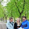 Vor der schönen Kastanienallee begutachten (von links) Bürgermeister Guido Braun, Weinprinzessin Eva-Marie Sauer und der Volkacher Tourismuschef Marco Maiberger den Aufbauplan fürs neue Weinfest.