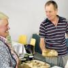 20 Jahre Bauernmarkt: Agnes Mahlmeister verkauft frisches Bauernbrot und selbstgemachte Marmeladen.