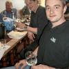 Das ist eine ziemlich einzigartige Geschichte, die das „Backöfele“ sich in schöner Tradition leistet: eine große Weinverkostung mit bekannten Winzern und Weinexperte zur Auswahl der Weine des Hauses.  Backöfele-Chef Gerd Ehehalt (ganz links) ist stolz darauf, das größte Angebot an Weinen aus guten Häusern in ganz Franken anbieten zu können. Auch diesmal hatte Geschäftsführer Christopher Tham (Zweiter von rechts) wieder bekannte Namen um sich versammelt. Er hat einen scheren Autounfall knapp überlebt und freute sich nach mehreren Operationen nun besonders, diese Runde wieder leiten zu können. Gekommen war unter anderem der Auernhofer Winzer Christian Stahl (rechts), ein Shootingstar der jungen Weinszene Frankens. Mit dabei so bekannte Winzer wie Rudolf May aus Retzstadt und Jürgen Hofmann aus Röttingen. Mit im Verkosterteam Herbert Gier, der Küchenchef des Baköfele, Michael Braun von den Becksteiner Winzern, Benjamin Rohde von der Agentur 3WM, Axel Schmidt vom Bürgerspital Würzburg und Sommelier Sebastian Schütz vom Juliusspital. Die Runde hatte ordentlich zu tun, denn zu verkosten waren rund 150 Weine, an der Spitze natürlich Silvaner und Riesling  von namhaften Winzer, Weingüter und ausgewählten Genossenschaften.  Foto: Kriener     Riesenfreude im Restaurant Philipps in Sommerhausen  Zum fünften Mal ist die Sommerhäuser Weinkennerin Heike Philipp von einer Jury im Auftrag des Aral Schlemmer Atlas (Busche Verlage) unter die 50 Sommeliers Deutschlands gewählt worden. Die Preisverleihung fand beim fünften Gipfeltreffen der Sommelerie Hotel Palace  in Berlin statt. 1996 hatte sie ihre Ausbildung zur Hotelfachfrau im legendären Hotel-Restaurant Schweizer Stuben in Wertheim-Bettingen gemacht. Gemeinsam mit Ehemann Michael Philipp eröffnete sie 1999 das eigenen Restaurants „Philipp“ in Sommerhausen, das 2003 den Michelin-Stern erhalten hat. Im gleichen Jahr machte Heike Philipp ihre Ausbildung zur Sommeliere und war Prüfungsbeste an der Unabhängige internationale Weinakademie bei Tom Engelhard in München. 2012 wurde sie erstmals in den Kreis der Top 50 Sommeliers (Busche Verlag / Aral Schlemmer Atlas) aufgenommen und hat diese Auszeichnung jedes Jahr bestätigt. Vor kurzem war Heike Philipp wieder Mitglied in der Verkostungsjury des fränkischen Top-Wettbewerbs „Best of Gold“. (mit im Bild: ein Mitarbeiter des Busche Verlages). Foto: Busche Verlag