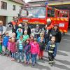 Markus Aulenbach und Thomas Lösch von der Gaibacher Feuerwehr besuchten den Kindergarten und informierten über die Ausrüstung von Feuerwehleuten, sogar über das, was Atemschutzträger bei sich haben. Wie man sich im Notfall verhalten soll, erklärten die Feuerwehrleute den Kindern auch. Die Kindergartenleiterin und Sicherheitsbeauftragte Petra Friesl löste sogar einen Alarm aus, freilich nur zu Übungszwecken. Personal und Feuerwehr organisierten die „Evakuierung“ der Tageseinrichtung. Schließlich ging es zur Besichtigung des Feuerwehrauto und das Gerätehauses, so die Mitteilung an die Presse. Im Bild mit den Kindern: Anne Becker (von links), Markus Aulenbach, Petra Friesl, Thomas Lösch und Gudrun Hirt vom Kindergarten, beziehungsweise von der Feuerwehr. Foto: Petra FRIESL