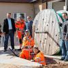 In Happertshausen ist dem schnellen Internet mit Speedpipes der Weg bereitet. Das Bild zeigt (von links) Stefanie Wagner (Firma Rehau), Breitbandpate Oliver Hesse, Bauhofleiter Martin Kell, Andreas Weber (Firma Rehau), die Bauhofmitarbeiter Otmar Hepp und Peter Röhner sowie Bürgermeister Dieter Möhring.