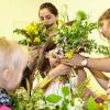 Für die beste Mutti der Welt ein bunter Blumenstrauß. Die Kinder im Haus am Kurpark legten sich mächtig ins Zeug, um ihren Mamas eine Freude zu bereiten.FOTO: Thomas Hälker