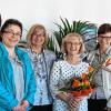 (ret)   Ihr 40-jähriges Dienstjubiläum bei der Agentur für Arbeit feierte Sonja Götz aus Gamburg. Die gelernte Groß- und Außenhandelskauffrau fing als Phonotypistin im Schreibbüro und ärztlichen Dienst bei der Arbeitsagentur in Tauberbischofsheim an. Nach der Familienphase war sie laut Mitteilung der Arbeitsagentur viele Jahre im Abteilungsbüro der Berufsberatung, dem Berufsinformationszentrum und im berufspsychologischen Dienst tätig. Ab 2005 wechselte Götz als Fachassistentin in das Team für Arbeitgeberleistungen, das der Agentur für Arbeit in Mannheim zugeordnet ist. Hier ist sie für Anträge auf Insolvenz- und Kurzarbeitergeld zuständig. Zum Jubiläum gratulierten Claudia Reif und Angelika Heinz von der Geschäftsführung des Operativen Service Mannheim, Teamleiterin Anne-Margret Single, Agenturleiterin Thekla Schlör sowie Personalrat Harald Bock. Von links: Angelika Heinz, Anne-Margret Single, Claudia Reif, Sonja Götz, Thekla Schlör und Harald Bock.