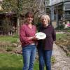 Es ist der dritte Garten in Bayern, der mit der Schaugarten-Plakette ausgezeichnet wurde. Jutta Steinmetz (links) nahm die Plakette von Dorle Engels, Landesgartenfachberaterin, entgegen.