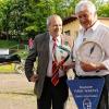 Jubläumsgeschenke: Hugo Röder (rechts) freut sich über die Mitbringsel von Ludwig Bauer.