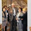 Vorsitzende Hedi Seifert, Astrid Pellengahr und Günther Birkle (von rechts) mit Gästen am Tor zur Abteilung Zeitgeschichte in den Ortsgeschichtlichen Sammlungen.