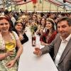 (gk)   An Pfingsten erfüllen sich in Seinsheim Träume: Denn Viktoria Bergmann (links) hatte schon als Kind davon geträumt, einmal als Weinprinzessin das Seinsheimer Weinfest zu eröffnen. Und das durfte sie am Pfingstsamstag bei sehr guter Stimmung im bereits vollen Festzelt tun. Doch zuvor besichtigte sie zusammen mit den Ehrengästen, darunter auch Landrätin Tamara Bischof, die Keller unter der Kirche St. Peter und Paul. Lydia Fischer zeigte den Gästen dabei, wo der Bartel einst den Most holte. GWF-Vorsitzender Andreas Oehm informierte die Gäste im Rathaussaal beim Empfang über veganen Wein und Weinparadies-Vorsitzende Doris Klose-Violette über das Paradies und den Weintourismuspreis. Weinbauvereinsvorsitzender Klaus Schilling stellte die Seinsheimer Weine, insbesondere den Traminer vor. Über den Besuch der Osing-Kaiserin Kunigunde (Anna-Lena Bauer) und ihrer Amtskolleginnen aus dem Weinparadies und von der Mittelfränkischen Bocksbeutelstraße – Sina Kopp (Ipsheim), Magdalena Bauer (Hüttenheim), Lena Schneider (Tauberzell), Theresa Schmidt (Ippesheim), Simone Kilian (Nenzenheim), Julia Kistner (Oberer Ehegrund), Lena Schmidt (Bullenheim) und Lena Weinmann (Ergersheim) – freute sich Weinprinzessin Viktoria I.. Zur Eröffnung zogen die Ehrengäste, traditionell begleitet von einer Abordnung der Reuscher Musikanten, vom Rathaus zum Festzelt.