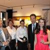 „Moderner, jugendlicher, frischer“ findet die Fränkische Weinkönigin Christina Schneider die neu gestaltete Vinothek der Winzergemeinschaft Franken (GWF) in Iphofen, die jetzt „mainwein – das Weinbistro“ heißt. Weitere Neuerungen sind die dezent veränderte Inneneinrichtung und eine erweiterte Speisekarte. Von einem „Premium-Konzept für einen Premium-Ort“ spricht GWF-Geschäftsführer Paul E. Ritter: „Iphofen stellt sich immer so dar: Wir wollen die Besten sein. Und das wollen wir auch.“ Nachdem Winzerin Sandra Baumann das mainwein-Konzept laut Ritter in Würzburg und Volkach mit großem Erfolg umgesetzt hat, soll Iphofen ab jetzt nachziehen. Unterstützt wird sie dabei von Standortleiterin Petra Albert – die Winzerin freut sich auf die neue Herausforderung. Bürgermeister Josef Mend versprach Unterstützung bei der Außengestaltung, die so bald als möglich angegangen werden soll. Auf dem Bild stoßen auf neue „mainwein“ an (von links): Josef Mend, Petra Albert, Sandra Baumann, Paul E. Ritter und Christina Schneider. Und demnächst soll auch der Winzerkeller am Stadteingang umgestaltet, für größere Besuchergruppen attraktiver werden. Foto: N. Hohler