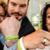 Der Verein „Hilfe im Kampf gegen Krebs e.V.“ sammelt Geld für die Aktion „Helping is Beautiful“, bei der Armbänder verkauft werden. Im Bild (von links) Sabine Unckell (Hotel Würzburger Hof), Daniel Schott (Möbel Schott) und Gabriele Nelkenstock.