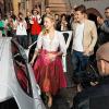(rsch)   Einen überwältigenden Empfang bereiteten Fans und Familienmitglieder, Blasmusiker, Bierliebhaber, Brauereimitarbeiter und politische Prominenz der frisch gekürten Bayerischen Bierkönigin Sabine-Anna Ullrich am Mittwochabend in Miltenberg. Die 23-jährige Gerstensaft-Schönheit aus Bürgstadt (Lkr. Miltenberg) hatte sich vergangene Woche in München souverän gegen fast 120 Bewerberinnen insgesamt und gegen sechs Finalistinnen durchgesetzt. Nach den Gratulationen zum Sieg erfolgte die erste Amtshandlung der neuen Bierkönigin auf fränkischem Terrain: der Bieranstich, den sie kraftvoll nach wenigen Schlägen meisterte. Danach wurde in der Altstadt sowie im Brauhaus auf den Sieg angestoßen. Sabine-Anna Ullrich ist die erste Bayerische Bierkönigin, die aus Unterfranken stammt.
