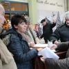 Hinterbliebenenrente nicht anrechnen: Lilo Seybold (rechts) sammelt im Eingangsbereich des Marktkauf erneut Unterschriften für ihre Petition an den Bundestag.