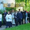 Nach der Messfeier in der Kirche St. Vinzenz führten Vikar Jürgen Thaumüller und Diakon Lorenz Kleinschnitz mit der Monstranz knapp 200 Gläubige durch die Siedlung.