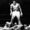 Muhammad Ali (stehend), der damals noch unter seinem Geburtsnamen Cassius Clay boxte, in einem seiner berühmtesten Kämpfe gegen Sonny Liston 1965.