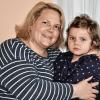 Die vierjährige Lotta mit ihrer Mama auf dem Sofa, wo sie gerne kuschelt. „Unsere Familie ist durch Lottas Erkrankung noch viel enger zusammen gewachsen. Wir sind nicht weniger glücklich – nur müder“, erklärt Ronja Stickel.