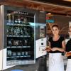Die Verkäuferinnen Jasmin Kohlhepp und Simone Schmitt am neuen Fleisch- und Wurstautomaten der Karlburger Metzgerei Hartmann.