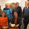 Die Ausstellung "3000 Zustände des Herzens" zeigt Arbeiten von (vorne von links) Dr. Annette Roggatz, Csaba Horovitz, Christine Grösch, (hinten von links) Iris Gruppe, Horst Hildmann, Jürgen Krug und Martin Flechsig.