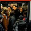 Archivbild Pendler - Menschen versuchen am Donnerstag (10.03.2011) in der S-Bahn-Haltestelle am Hauptbahnhof in Stuttgart in eine bereits volle S-Bahn einzusteigen.