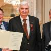 Staatsekretär Gerhard Eck (links) und Regierungspräsident Eugen Ehmann (rechts) verleihen den Verdienstorden der Bundesrepublik Deutschland an Dr. Peter Rost aus Randersacker.