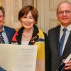 Staatsekretär Gerhard Eck (links) und Regierungspräsident Eugen Ehmann (rechts) verleihen den Verdienstorden der Bundesrepublik Deutschland an Dr. Adelheid Silbernagl aus Margetshöchheim. Staatsekretär Gerhard Eck (links) und Regierungspräsident Eugen Ehmann (rechts) verleihen den Verdienstorden der Bundesrepublik Deutschland an Dr. Adelheid Silbernagl aus Margetshöchheim.