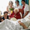 (aj)   Als die beiden Damen geboren wurden, tobte gerade der Erste Weltkrieg und Albert Einstein legte seine Relativitätstheorie vor. Heute sind die zwei Frauen hochbetagt, dieser Tage teilen sie sich ein Zimmer in der Unfallchirurgie der Missio-Klinik: Zwei Jahrhunderte liegen hier nach erfolgreichen Operationen zusammen und blicken zurück auf 203 Lebensjahre. Die jüngere von beiden, Hildegunde Berger (sitzend Mitte), hatte am Freitag Grund zu feiern – ihren 101. Geburtstag, Zimmergefährtin Luise Olschewski (im Vordergrund) ist stolze 102 Jahre alt. Zum Gratulieren kamen unter anderem Bergers Tochter Margarete (2. von links) und Schwiegersohn Willi Dürrnagel, Stadtrat und wandelndes Würzburg-Lexikon. Oberärztin Eva Vogel (rechts) hat die beiden Seniorinnen jeweils nach einem Oberschenkelhalsbruch operiert. Zusammen mit dem Team von der Station „Chir A“ (im Bild hinten die Schwestern Gabi und Luzia) blicken Patientinnen, Ärzte und Schwestern der weiteren Genesung zuversichtlich entgegen.