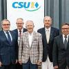 Der CSU-Kreisverband ehrte langjährige Mitglieder. Im Bild (von links): Oberbürgermeister Sebastian Remelé, Kilian Hartmann (45 Jahre in der CSU), Kreisvorsitzender Stefan Funk, Mathias Ritzmann (30 Jahre), Georg Kreiner, German Cramer und Klaus Rehberger (alle 45 Jahre in der CSU), Claus Effner (30 Jahre), MdB Anja Weisgerber, Rüdiger Köhler und Liselotte Schineis (beide stellvertretende Kreisvorsitzende).