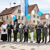Alle Gäste, so auch Bezirksrätin Angelika Strobel (von links), Pfarrer Eugen Daigeler, Landrat Florian Töpper,  Behördenleiter Ottmar Porzelt am Amt für Ländliche Entwicklung Unterfranken, Bürgermeister Friedel Heckenlauer, Staatssekretär Gerhard Eck, Dagmar Heckenlauer, Staatsminister Helmut Brunner, Bezirksrat Stefan Funk und Rüdiger Köhler vom Staatlichen Bauamt ließen beim Festakt zum Abschluss der Dorferneuerung Wettringen blaue und weiße Luftballons in den Sommerhimmel schweben.