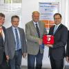 (ert)   Die VR-Bank Schweinfurt hat der Gemeinde Gochsheim einen Defibrillator gespendet, der im Automatenraum der Gochsheimer VR-Bank aufgestellt ist. Bürgermeister Wolfgang Widmaier (Mitte) nahm den Lebensretter aus den Händen von Direktor Frank Hefner und dem Leiter des Marktgebiets Gochsheim, Sven Maierhöfer, entgegen. Das Gerät kann auch von Laien eingesetzt werden und ist schon an vielen öffentlichen Orten stationiert. Privatkundenberater Jürgen Bernhardt und Gemeinde-Geschäftsleiter Udo Böhnlein (von links), freuten sich ebenso über die Spende der Bank, die, so waren sich alle einig, „hoffentlich nie gebraucht“ werde.
