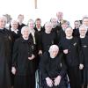 Acht Ordensfrauen der Dillinger Franziskanerinnen (mit Brosche auf Brust) feierten das Jubiläum ihrer Profess in St. Elisabeth.
