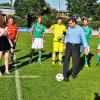 Maienkönigin Lisa Huprich und VG-Vorsitzender Wolfgang Lampe eröffneten mit einem symbolischen Anstoß das 27. Fußballturnier der Verwaltungsgemeinschaft Uffenheim.
