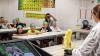 Gebannt beobachten die Kinder die Herstellung von „Elefantenzahnpasta“.FOTO: Rhön-Gymnasium