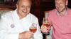 Alfons Schuhbeck (links) und Kreuzberg Braumeister Uli Klebl fachsimpelten bei einem Glas Kreuzbergbier. Der Starkoch war von dem Rhöner Bier regelrecht begeistert.Foto: Andre Liebe
