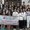 (gh)   21 chinesische Schüler sind mit ihren Betreuungslehrern noch bis 28. Juli zu Gast im Landkreis. Am Freitag wurde die Gruppe im Landratsamt durch Oberregierungsrätin Carolin Mehringer-Räth begrüßt. Die Jugendlichen im Alter von 15 Jahren besuchen die High School No 3 und stammen aus Ningbo, einer uralten Handelsstadt mit sechs Millionen Einwohnern, südlich von Shanghai. Die Partnerschaft mit dem Friedrich-Rückert-Gymnasium Ebern besteht seit 2007; sie wurde vom damaligen Schulleiter Kilian Popp und der Deutschen Chinagesellschaft Karlsruhe initiiert. Betreut werden die jungen Chinesen von Studiendirektor Rudolf Hein und Heidi Hauguth sowie auf chinesischer Seite von stellvertretendem Direktor Weilong Lin und Englischlehrerin Qiaona Xu. Ein Gegenbesuch der Eberner Gymnasiasten fand bereits im November 2015 statt. Neben dem Empfang im Landratsamt stehen unter anderem Ausflüge nach Bamberg und Nürnberg auf dem Programm. Unser Foto zeigt die Gäste aus dem fernen Osten zusammen mit Oberregierungsrätin Mehringer-Räth und den Betreuungslehrern.