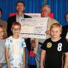 Unterstützung für den Verein zur Bewahrung des Unterfränkischen Dialekts: Schulleiter Fabian Forster, Vereinsvorstand Benedikt Feser, Altbürgermeister Roland Metz und Organisatorin Elvira Geißler (von links) mit Schülern der Mittelschule Arnstein.