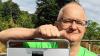 Gerhard Fischer und die Waage: Gute drei Kilo hat er sich abgearbeitet.