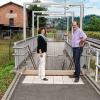 Die grüne Landtagsabgeordnete Kerstin Celina schaute sich die Baustelle der Staatsstraße 2303 (Umgehung) in Rieneck an und erörterte mit Bürgermeister Wolfgang Küber die Option für eine Ergänzung der Planung mit einem Radwegeteilstück zum Bahnhof. In einer Pressemitteilung erklärt Celina: „Es sollte doch möglich sein, dass zwischen Bahnkörper und der neuen Staatsstraße 2303 ein etwa 2,5 Meter breites Radwegeteilstück gebaut wird.“ Sie sehe den Freistaat in der Pflicht und habe sich umgehend an den zuständigen Staatssekretär Gerhard Eck mit der Bitte um Unterstützung gewandt. Foto: Gerhard Kraft
