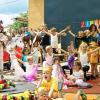 (zis)   Der Kindergarten St. Felizitas in Münsterschwarzach hatte ein besonderes Sommerfest – er besteht seit 50 Jahren und das wurde zwei Tage lang gefeiert. Das Fest wurde laut Pressemitteilung mit dem Lied „Herzlich Willkommen“ eröffnet. Anschließend konnten sich die Gäste den Kindergarten mit all seinen Veränderungen in den vergangenen Jahren anschauen. Für Essen und Getränke hatten unter anderem zwei Vereine aus Schwarzach gesorgt. Als besondere Attraktion kam der Zirkus „Firlefanz“ aus Schweinfurt mit einer Jonglage-Show. Am nächsten Tag gab es einen Jubiläumsgottesdienst zum Thema „Unter Gottes weitem Segenszelt“, der von den Kindern der Lerngruppe (fünf bis sechs Jahre) gestaltet wurde. Am Ende des Gottesdienstes überreichte der Caritasverband einen Scheck von 200 Euro. Dann hieß es „Manege frei“ für den Zirkus „Knallbunt“. Seit Januar hatten sich die Kinder mit ihrem Wunschthema „Zirkus“ beschäftigt und mit ihren Erziehern die Vorführung geplant. Von Tigern, über Pferde, Elefanten, Clowns, Zauberer, Bodenakrobaten und Tänzern war alles dabei. Die Buben und Mädchen wurden für ihren Fleiß mit Applaus und einem Eis belohnt. Beim Festbetrieb gab es Tombola, Spielstraße, Feuerwehrauto, eine Erste-Hilfe-Station und Willis, den Gaukler.