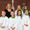 (kar) Christiane Schultheis, Ministrantenbeauftragte des Pfarrgemeinderates, begrüßte fünf neue Ministranten in St. Nikolaus. Vorbereitet wurden sie auf ihre Aufgabe von den Oberministrantinnen Sophia Kießner und Ina Rothaug. Diakon Thomas Volkmuth sagte, Ministranten seien Vorbild für alle. Neben den Oberministrantinnen wurden langjährige Messdiener verabschiedet. Dies waren Maren Kleinhenz, sowie Judith und Johanna Demling. Neben einem Vergelt?s Gott wurden sie von der Ministrantenbeauftragten mit einem Präsent bedacht. Christiane Schultheis überreichte gemeinsam mit Pater Lawrence den neuen Ministranten ein Kreuz, das zuvor von ihm gesegnet wurde. Von links vordere Reihe die neuen Ministranten Maximilian Heinrich, Georg Heil, Leopold Finck, Klara Demling und Milana Weinhardt. Begrüßt wurden sie von Christiane Schultheis, Sophia Kießner, Pater Lawrence, Ina Rothaug, Diakon Thomas Volkmuth.