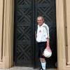 Pfarrer Johannes Messerer ist gut trainiert für das Fußballspiel seiner Kleriker-auswahl gegen lokale Prominenz.