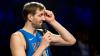 Dirk Nowitzki spricht nach seinem letzten Heimspiel zu den Zuschauern.