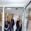 Der neue Eingang des Finanzamts Kitzingen nach dem barrierefreien Umbau. Zur Eröffnung kamen (von links): Hausmeister Helmut Amrehn, Servicezentrum-Bearbeiter Jörg Haas, Stefan Bender (Staatliches Bauamt Würzburg), Jonas Hofmann (Leiter der Geschäftsstelle), Christine Walz (Staatliches Bauamt Würzburg) und Claudia Leimeter und Leiterin des Finanzamts Kitzingen.