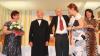 Der Frack stinkt nach Mottenkugeln, der Anzug ist viel zu klein: Ferdinand (Günther Krines, Zweiter von links) und Alfons (Roland Göpfert, Dritter von links) mit ihren Frauen Paula (Gisela Beck, links) und Betty (Manuela Schmitt, rechts) werden von Etepetete-Angelina (Michaela Gensler) abgekanzelt. Der Frack stinkt nach Mottenkugeln, der Anzug ist viel zu klein: Ferdinand (Günther Krines, Zweiter von links) und Alfons (Roland Göpfert, Dritter von links) mit ihren Frauen Paula (Gisela Beck, links) und Betty (Manuela Schmitt, rechts) werden von Etepetete-Angelina (Michaela Gensler) abgekanzelt.