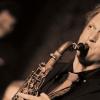 Auf der Bühne des Marktheidenfelder Pfarrheims St. Laurentius: Meisterklassen-Saxophonist Darius M. Hummel.