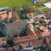 Generationenwechsel im Rathaus der Stadt Römhild mit ihrem stadtbildprägenden Schloss Glücksburg (auf dem Foto links): Heiko Bartholomäus löst an diesem Mittwoch den dienstältesten Thüringer Bürgermeister Günther Köhler ab, der schon zu DDR-Zeiten Rathauschef in Gleichamberg war.