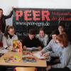 Die Schüler des Egbert-Gymnasiums Münsterschwarzach treffen sich jeden Montag zur Redaktionssitzung der Schülerzeitung Peer Plus mit Redaktionsleiter Reinhard Klos (links) und dem Leiter des Filmteams, Martin Pohl (rechts). 