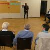 Moderator Gunter Schramm sammelte im Workshop mit lokalen Akteuren ergänzende Informationen für das geplante Konzept Notwohngebiet.
